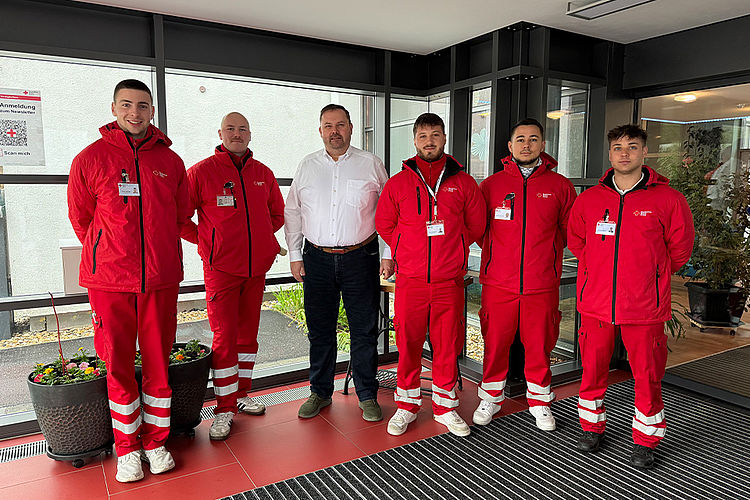 Sechs Männer in DRK-Kleidung